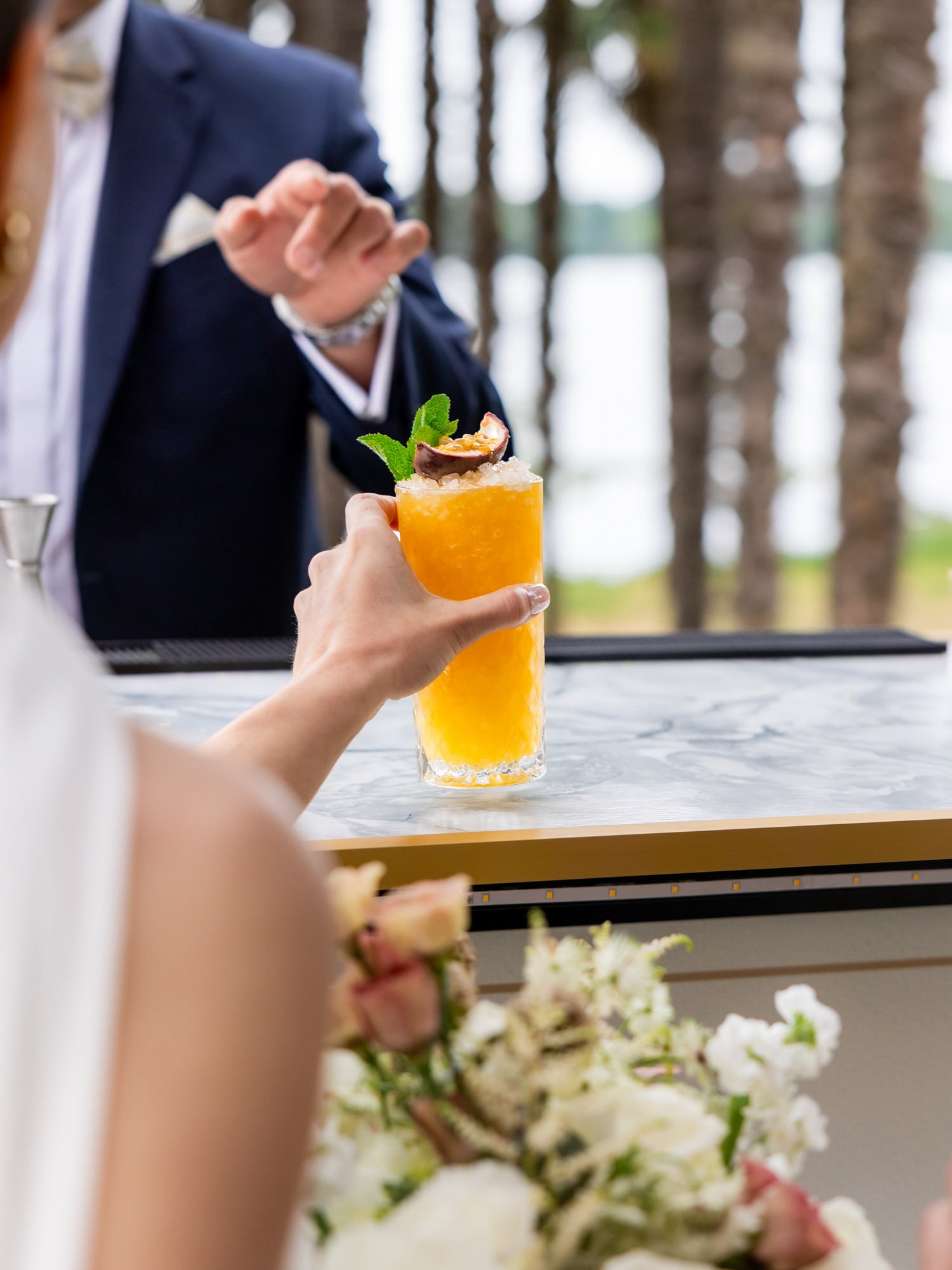 Mariés partageant un mocktail lors de leur vin d'honneur