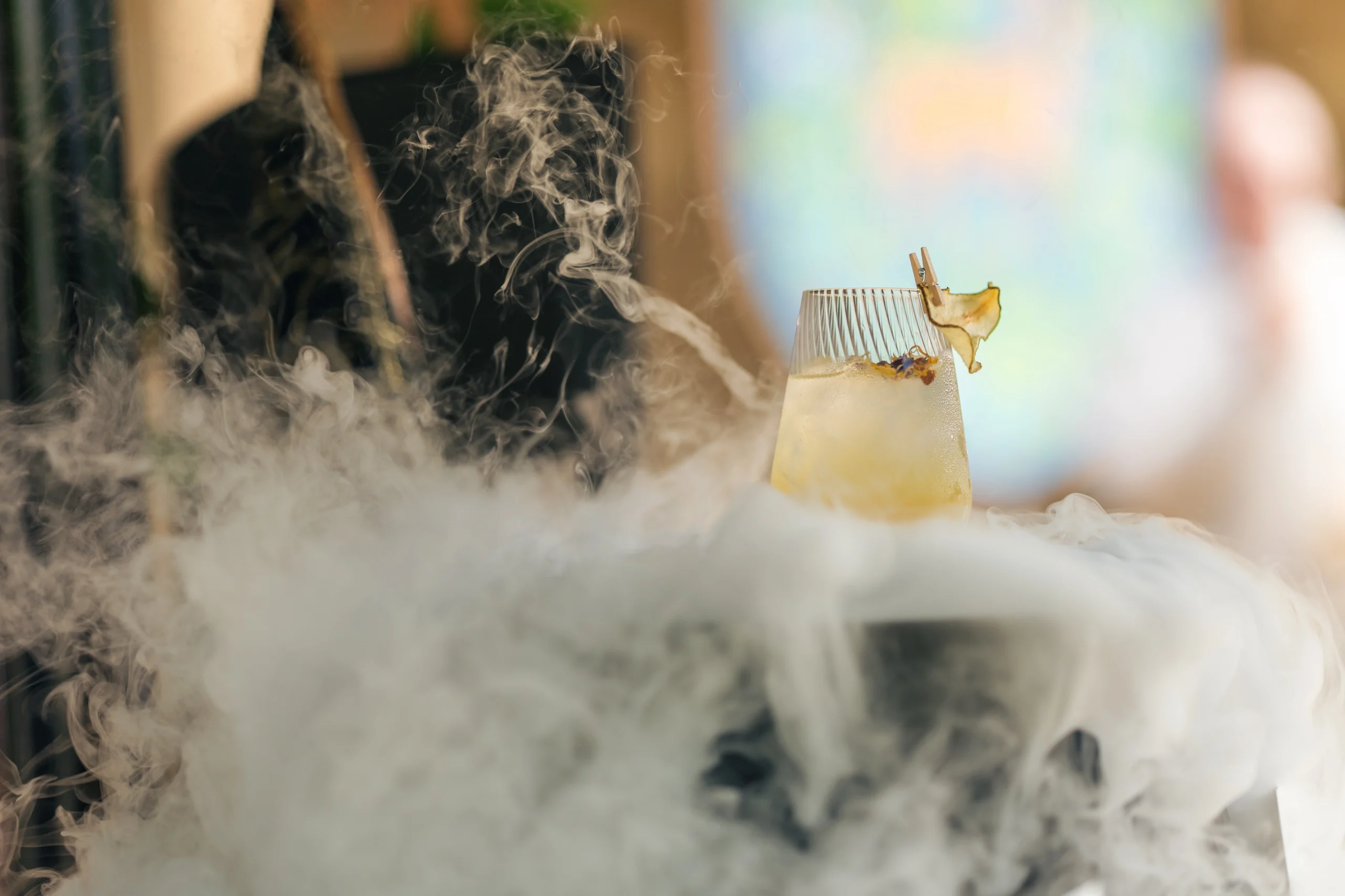 Mise en scène fumée pour mocktail lors d'un événement privé