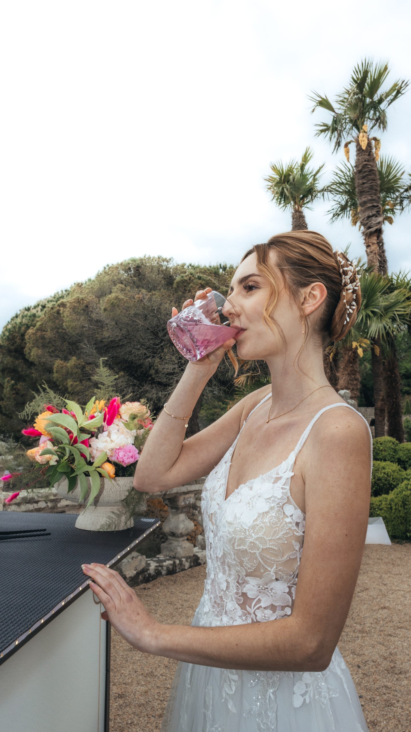 Bar à mocktails scénographié pour mariage en Bretagne